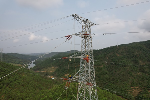 1681953675178054861.jpg 89號(hào)T接塔緊線.jpg