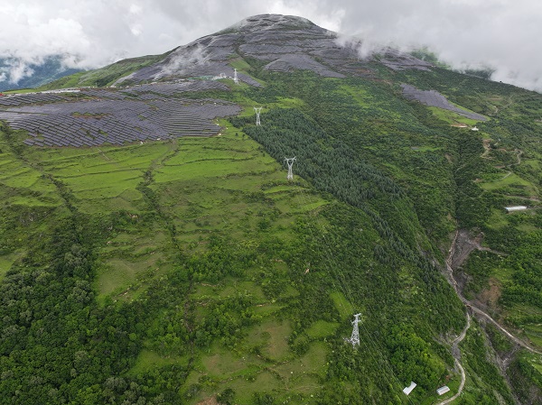 1731649804946071032.jpg 熱格線送出線路及光伏場區(qū)俯瞰圖.jpg