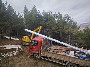 挖掘機協(xié)助原材料運輸.jpg